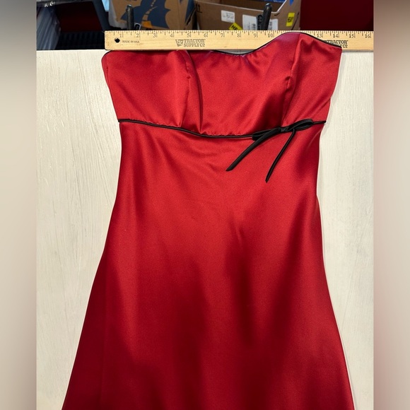 Alfred Angelo Strapless Claret Red Gown Black Trim Size 4 Style 6132 Formal - Picture 5 of 8